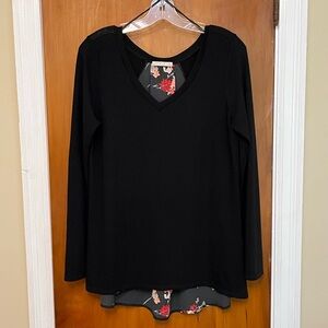 Le Lis black and floral lightweight top.     Z2